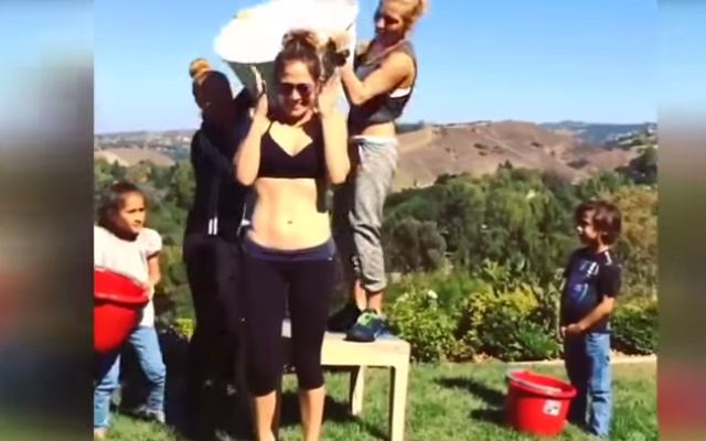 Le défi du seau d'eau glacée de Jennifer Lopez (Crédit : capture d'écran YouTube)