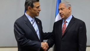 Netanyahu et Darell Issa (Crédit : Kobi Gideon/GPO/Flash90)