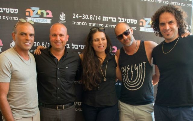 Le maire d'Ashkelon Itamar Shimoni (deuxième à gauche) et les artistes qui seront sur ​​scène au Festival de Briza de la ville au cours de la dernière semaine d'août (Crédit : Sigal Eiland)