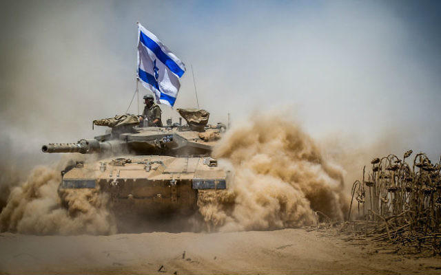 Un tank Merkava se retire de la bande de Gaza -3 août 2014 (Crédit : Flash 90)