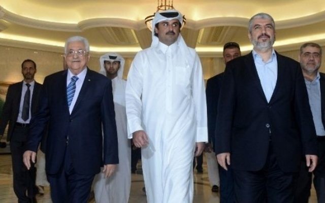 Mahmoud Abbas, président de l'Autorité palestinienne, à droite, l'émir du Qatar, Tamim ben Hamad Al Thani, au centre, et le dirigeant du Hamas Khaled Meshaal à Doha, le 21 août 2014. (Crédit : Thaer Ghanem/PPO/AFP)