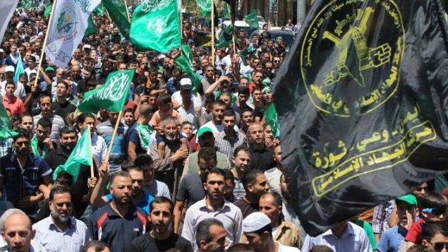 manifestants palestiniens avec des drapeaux du Hamas et du Jihad islamique le 8 août 2014 (Crédit : AFP/Hazam Bader)