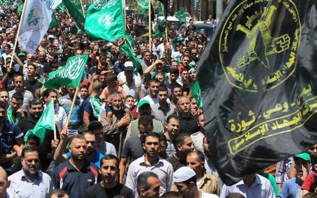 Manifestants palestiniens avec des drapeaux du Hamas et du Jihad islamique le 8 août 2014 (Crédit : AFP/Hazam Bader)