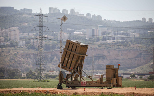 Une batterie Dôme de fer près de Haifa. (Crédit : Avishag Shaar Yashuv, Flash90)