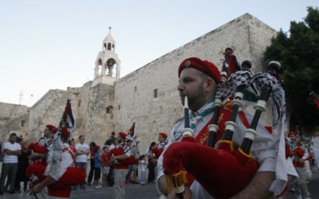 Des scouts palestiniens jouent de la cornemuse lors des fêtes en face de l'église de la Nativité, le lieu de naissance traditionnel de Jésus-Christ, dans la Bible ville de Bethléem en Cisjordanie - le 7 Juillet 2012 (Crédit : AFP PHOTO/ MUSA AL-SHAER)