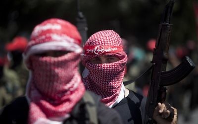 Hommes armés palestiniens masqués du Front populaire de libération de la Palestine (FPLP), pendant un rassemblement pour célébrer une semaine de cessez-le-feu entre Israël et le Hamas, à Gaza, le 2 septembre 2014. (Crédit : AFP/Mahmud Hams)
