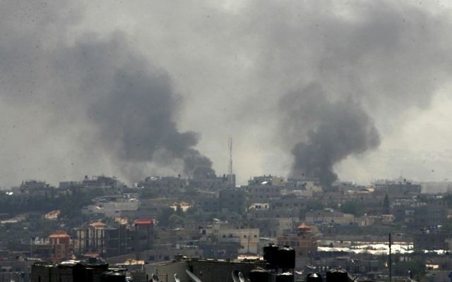 De la fumée s'élève suite à des frappes qui seraient israéliennes, selon les témoins, à Rafah le 1er août 2014 (Crédit photo: Abed Rahim Khatib/Flash90)