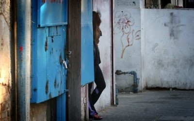 Une prostituée dans le sud de Tel Aviv, en janvier 2013. Illustration. (Crédit : Flash90)