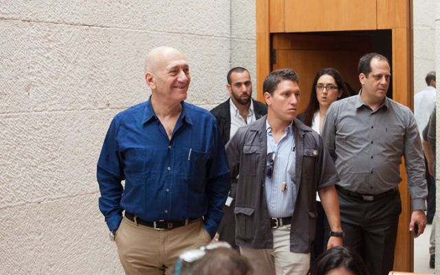 L'ancien Premier ministre Ehud Olmert entrant dans la Cour suprême de Jérusalem le 11 septembre 2014 (Crédit : Emil Salman/Flash90)
