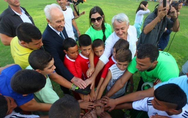 L'ancien président Shimon Peres lors du coup d'envoi du match au kibboutz de Dorot (Crédit : autorisation Peres Center for Peace/Efrat Saar)