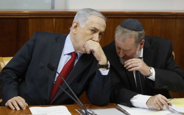 Le Premier ministre, Benjamin Netanyahu, et le secretaire du cabinet, Avichai Mendelbit, le 23 septembre 2014 (Crédit : AFP PHOTO/POOL/GALI TIBBON)