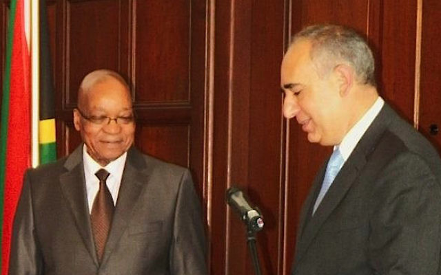 L'ambassadeur d'Israël en Afrique du Sud Arthur Lenk, à droite, remet ses lettres de créance au président sud-africain Jacob Zuma 16 octobre 2013 (Crédit : Ilana Lenk)