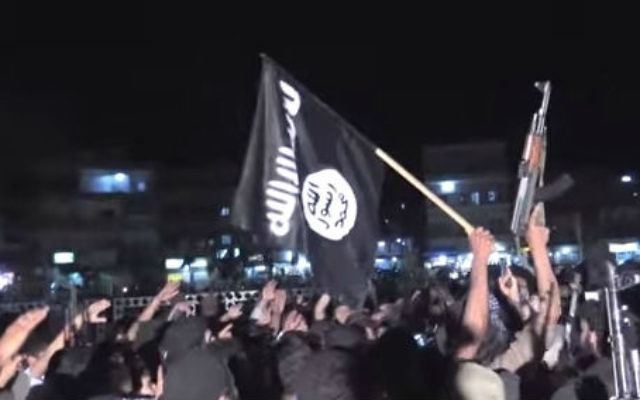 Des partisans de l'Etat islamique manifestent à Raqqa, en Syrie, en 2014. (Crédit : capture d'écran YouTube/Vice)