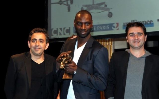 De gauche à droite : Éric Toledano, Omar Sy et Olivier Nakache à la cérémonie des Prix Lumières - 13 janvier 2012 (Crédit : Georges Biar/Wikimedia commons/CC BY SA 3.0)