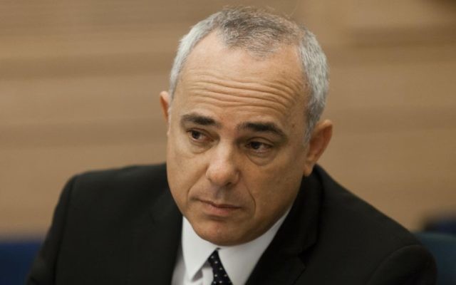 Yuval Steinitz à une session de la commission de la sécurité et des affaires étrangères de la Knesset le 16 octobre 2014 (Crédit Flash90)