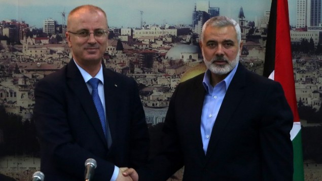 Le premier ministre de l'Autorité palestinienne Rami Hamdallah (à gauche) et l'ancien Premier ministre et dirigeant du Hamas à Gaza Ismail Haniyeh, le 9 octobre 2014 à Gaza (Crédit photo : Said Khatib/AFP)