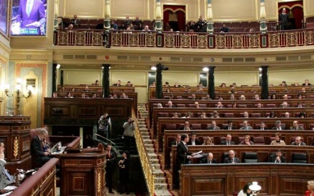 Intérieur du Congrès des députés, chambre basse du Parlement espagnol (Crédit : Wikimedia Commons)