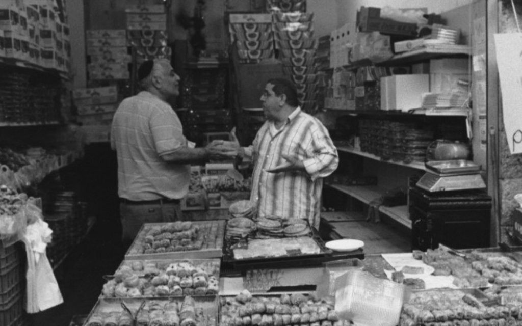 'Discussion in a pastry shop, Mahane Yehuda Market, Jerusalem' [Discussion dans une pâtisserie au marché Mahane Yehuda, Jérusalem] (Crédit : Paul Margolis)