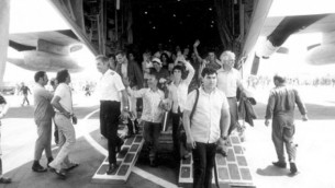 Retour des otages après l'opération Entebbe, le 4 juillet 1976. (Crédit : archives de l'armée israélienne)