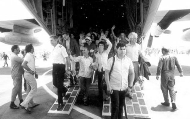 Retour des otages après l'opération Entebbe, avec Michel Bacos marchant sur la passerelle, à gauche, le 4 juillet 1976. (Crédit : Archives de l'armée israélienne)