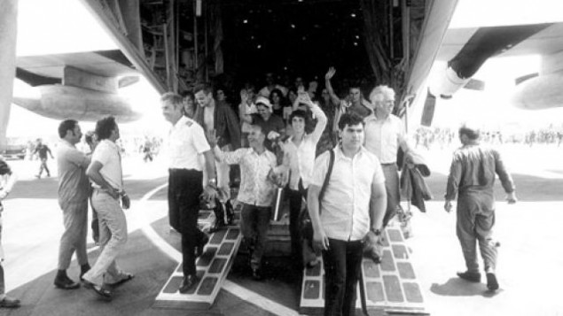 Retour des otages après l'opération Entebbe, le 4 juillet 1976. (Crédit : archives de l'armée israélienne)