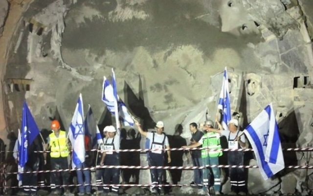 Des travailleurs à la cérémonie d'ouverture du tunnel le long de la voie du train express entre Jérusalem et Tel-Aviv, le 6 octobre, 2014 (Crédit : Haim Zach / GPO / Flash90)