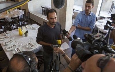 Le propriétaire du restaurant Terasa, situé au Centre Menahem Begin à Jérusalem, parle à la presse le 30 octobre 2014, (Crédit : Noam Revkin Fenton / Flash90)