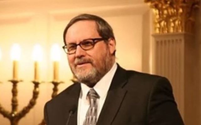 Rabbi Barry Freundel, le leader spirituel de Kesher Israel (Crédit : capture d'écran YouTube/Kesher Israel)
