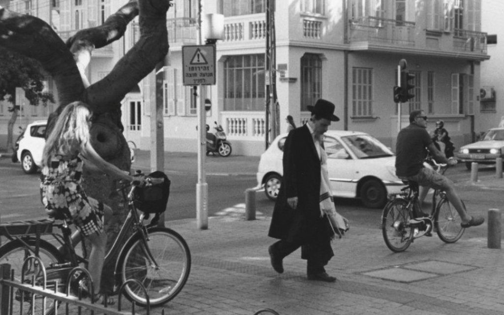 'Street scene in Tel Aviv' [Une scène dans une rue de Tel Aviv] (Crédit : Paul Margolis)