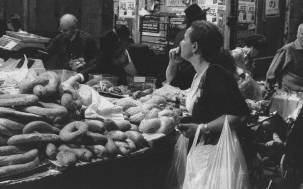 'Woman in Mahane Yehuda Market' [Des femmes au marché 'Discussion in a pastry shop, Mahane Yehuda Market, Jerusalem' [Discussio'Woman in Mahane Yehuda Market' [Des femmes au marché Mahane Yehuda, Jérusalem] (Crédit : Paul Margolis)] (Crédit Paul Margolis)