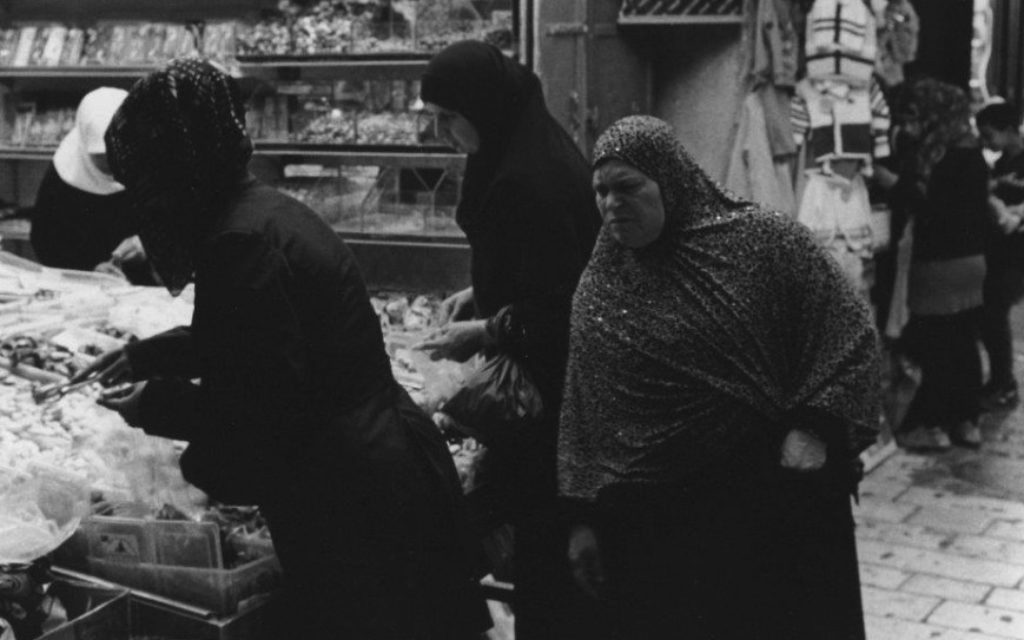 'Women in the Arab Market, Jerusalem' [Des femmes au marché arabe, Jérusalem] (Crédit : Paul Margolis)