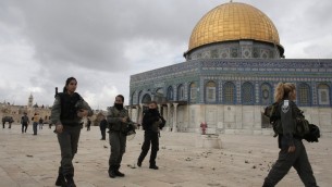 Des soldats israéliens sur le mont du Temple près de la mosquée Al-Aqsa (Crédit : AFP/AHMAD GHARABLI)
