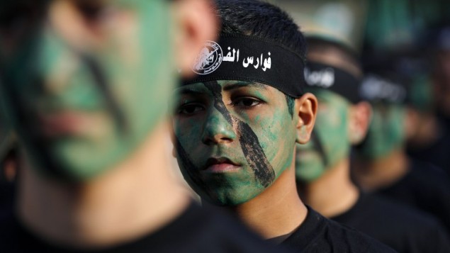 Les jeunes membres de l'Armée populaire du Hamas dans un défilé lors d'une cérémonie de remise des diplômes à Jabaliya, dans le nord de la bande de Gaza, le 7 novembre, 2014. (Crédit photo: AFP / Mohammed Abed)