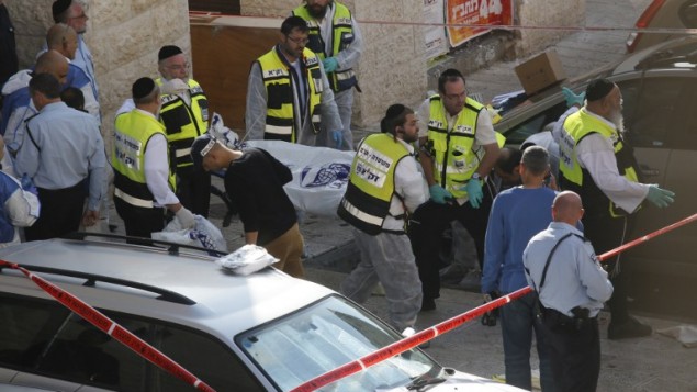 La police israélienne et des secouristes en dehors de la synagogue Kehilat Yaakov à Jérusalem après une attaque terroriste il le 18 Novembre, 2014. (Crédit : Yonatan Sindler / FLASH90)