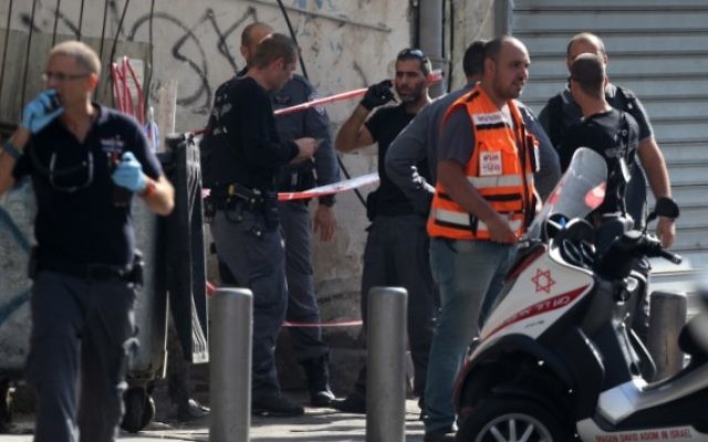 Des policiers sur le lieu de l'attaque terroriste où un soldat israélien de 20 ans a été poignardé à la station Hahagana à Tel Aviv - 10 novembre 2014 (Crédit : Flash 90)