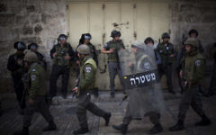 Des agents de la police des frontières dans la Vieille Ville de Jérusalem (Crédit : Yonatan Sindel/Flash90))