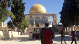 Un visiteur juif sur le mont du Temple (Crédit : Sliman Khader/Flash90, File)