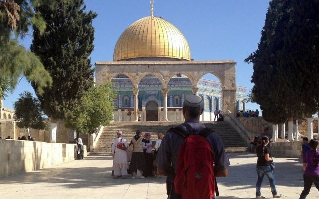 Un visiteur juif sur le mont du Temple (Crédit : Sliman Khader/Flash90, File)