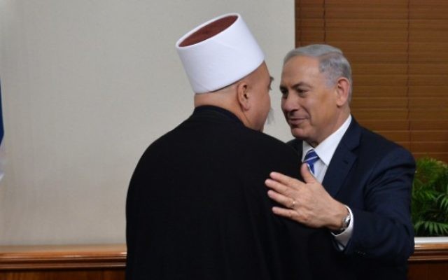 Le Premier ministre Benjamin Netanyahu rencontre le cheikh Muwaffak Tarif, chef spirituel de la communauté druze en Israël, à Jérusalem, le 26 novembre, 2014. (Crédit : Kobi Gideon / GPO)
