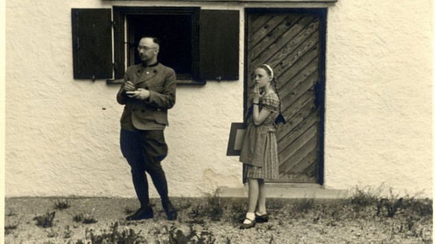 Himmler et sa fille Gudrun vers 1941 (Crédit : Kino Lorber, Ltd.)