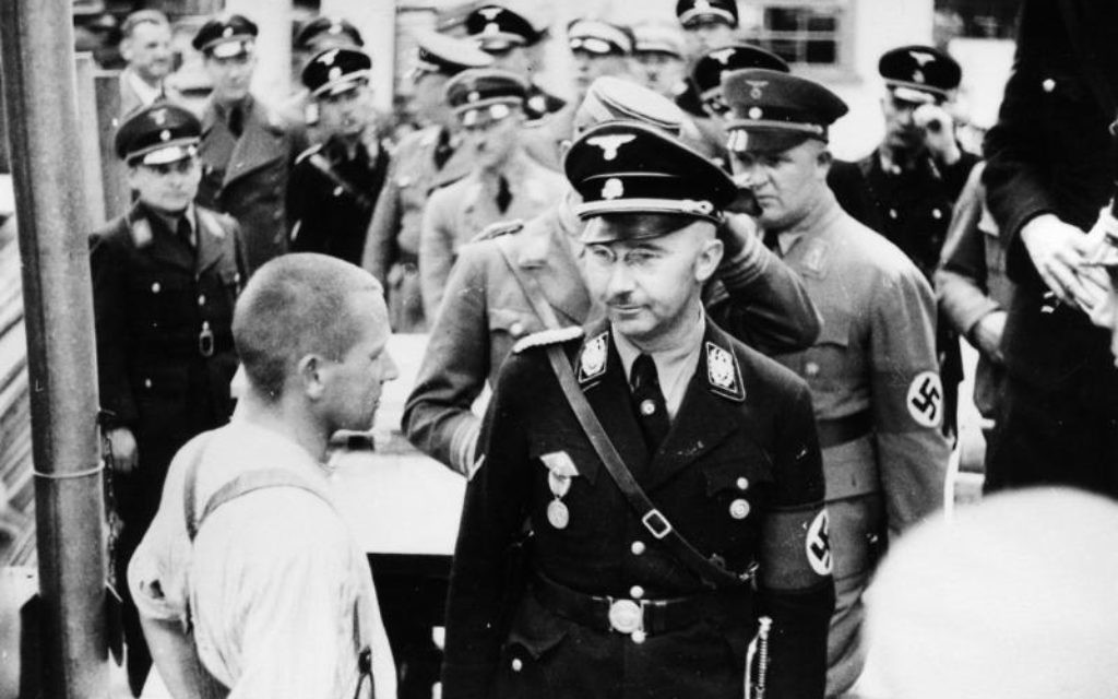 Himmler à Dachau en 1936 (Crédit : Friedrich Franz Bauer/Wikimedia Commons/German Federal Archive)