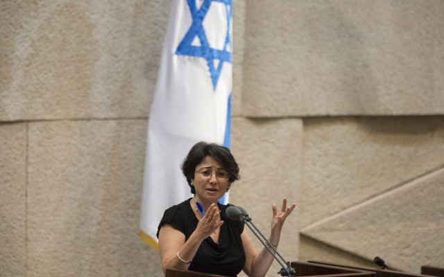 La députée Hanin Zoabi lors d'un discours à Knesset (Crédit : Flash 90)