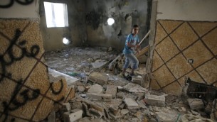 La maison du terroriste Abdelrahman al-Shaludi après avoir été détruite par les Israéliens le 19 novembre 2014 (Crédit : Ahmad Gharabli/AFP)