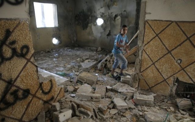 La maison du terroriste Abdelrahman al-Shaludi après avoir été détruite  le 19 novembre 2014 (Crédit : Ahmad Gharabli/AFP)