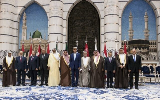 Le ministre des Affaires étrangères du Bahrein Sheik Khaled Ahmed al-Khalifa et le Ministre des Affaires étrangères du Liban, Gebran Bassil le 11 septembre 2014 à Jeddah en Arabie Saoudite (Crédit : Brendan Smialowsky/AFP/POOL)