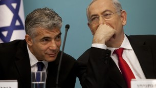 Le ministre des Finances Yair Lapid (G) et le Premier ministre Benjamin Netanyahu en conférence de presse en 2013 (Crédit : Flash90)