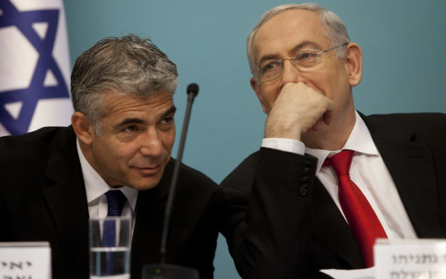 Yair Lapid, (à gauche), alors ministre des Finances, et le Premier ministre Benjamin Netanyahu, lors d'une conférence de presse en 2013. (Crédit : Flash90)