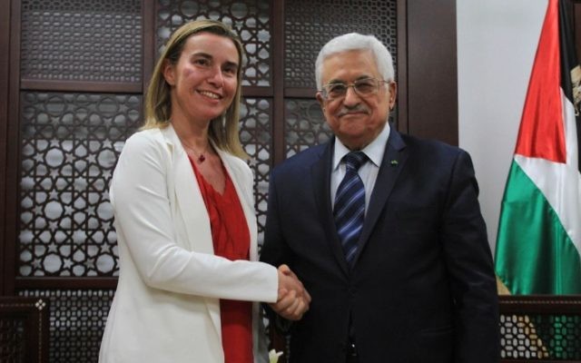 Le président de l'Autorité palestinienne, Mahmoud Abbas, et la chef de la politique étrangère de l'UE, Federica Mogherini à Ramallah le 8 novembre 2014 (Crédit : STR/Flash90)