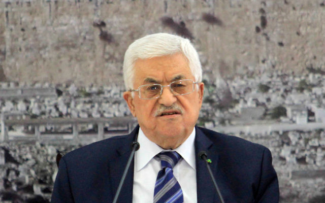 Le président de l'Autorité palestinienne, Mahmoud Abbas, lors d'une réunion le 8 novembre 2014 à Ramallah en Cisjordanie (Crédit : STR/Flash90)