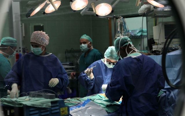 Les chirurgiens du centre médical Wolfson en train de réaliser une opération à cœur ouvert, le 12 septembre 2011 (Crédit : Nati Shoahat/Flash90)
